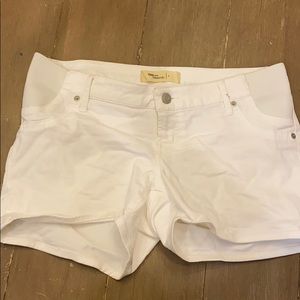 Gape maternity shorts. Size 25.